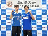 渡辺勇大（右）の入団会見で記念撮影するパートナーの田口真彩（ＡＣＴ　ＳＡＩＫＹＯ提供）