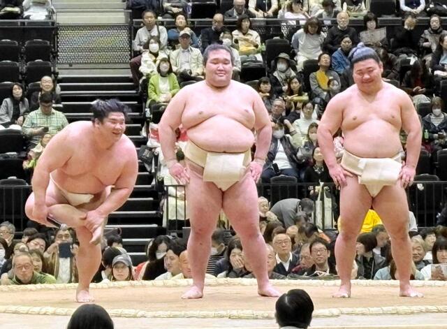 　観客からの質問に答える宇良（左）ら