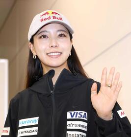 　帰国して笑顔を見せる高梨沙羅