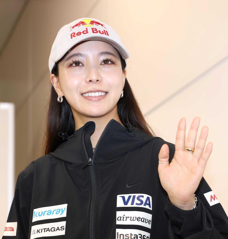 　帰国して笑顔を見せる高梨沙羅