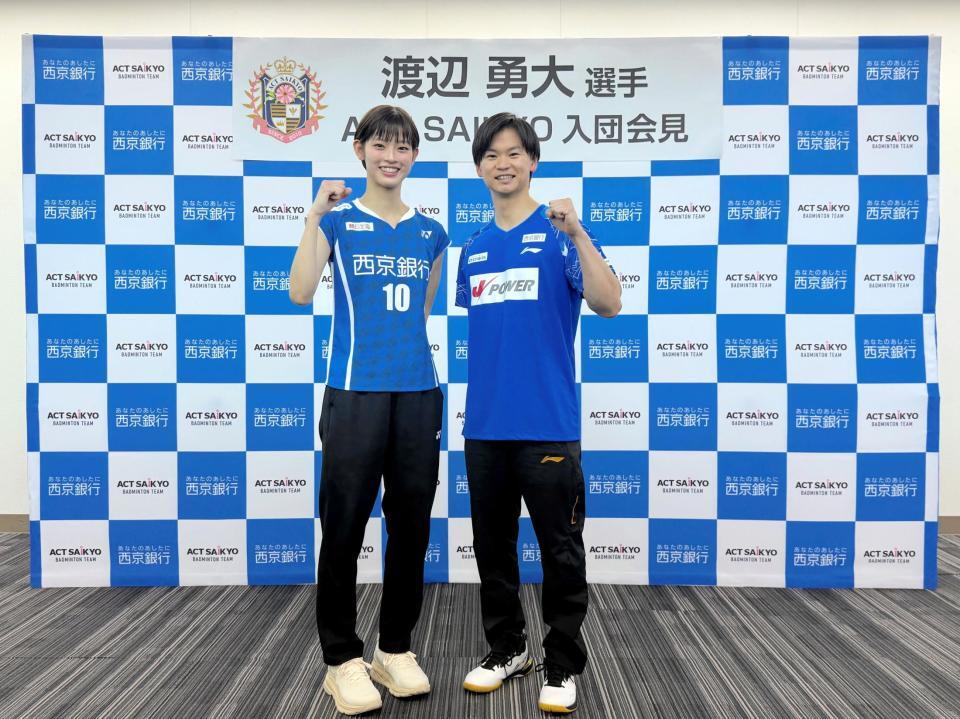 渡辺勇大（右）の入団会見で記念撮影するパートナーの田口真彩（左）（ＡＣＴ　ＳＡＩＫＹＯ提供）