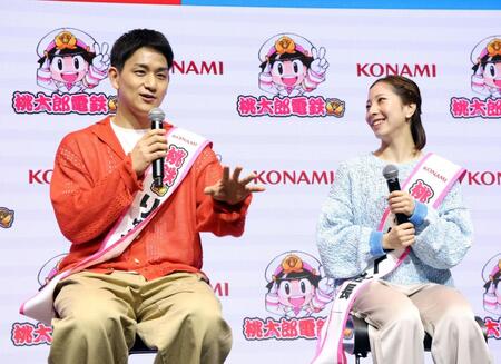 ＫＯＮＡＭＩ「桃太郎電鉄２」のイベントに登場した三浦璃来（右）、木原龍一組（撮影・伊藤笙子）