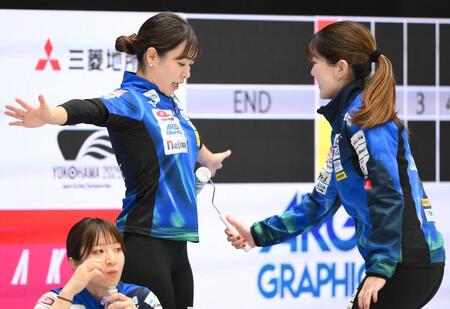 松沢弥子（右）に粘着ローラーでおなかをクリーニングされる吉田知那美＝２５年８月