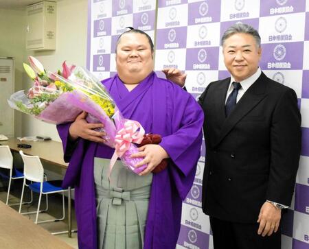 引退会見を行った千代丸と九重親方