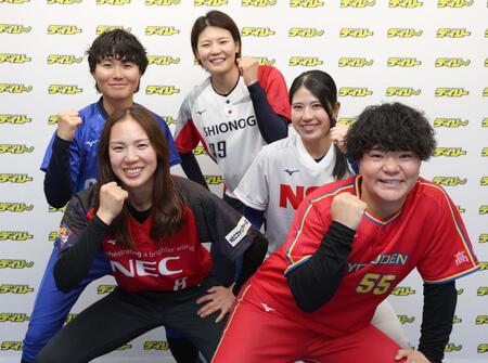 ニトリＪＤ．ＬＥＡＧＵＥ開幕をＰＲする（左下から時計回りに）ＮＥＣプラットフォームズ・辻野こころ、ＳＧホールディングス・川原千賢、ＳＨＩＯＮＯＧＩ・三輪さくら、日本精工・弓納持あみ、太陽誘電・上林藍子（撮影・棚橋慶太）