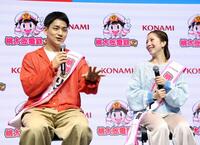 ＫＯＮＡＭＩ「桃太郎電鉄２」のイベントに登場した三浦璃来（右）、木原龍一組（撮影・伊藤笙子）
