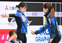 松沢弥子（右）に粘着ローラーでおなかをクリーニングされる吉田知那美＝２５年８月