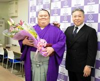 引退会見を行った千代丸と九重親方