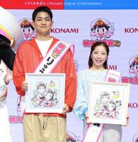 桃鉄チームから贈られたイラスト色紙を手に笑顔を見せる三浦璃来（右）、木原龍一組（撮影・伊藤笙子）