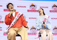 ＫＯＮＡＭＩ「桃太郎電鉄２」のイベントで笑顔がはじける三浦璃来（右）、木原龍一組（撮影・伊藤笙子）
