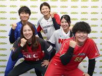 ニトリＪＤ．ＬＥＡＧＵＥ開幕をＰＲする（左下から時計回りに）ＮＥＣプラットフォームズ・辻野こころ、ＳＧホールディングス・川原千賢、ＳＨＩＯＮＯＧＩ・三輪さくら、日本精工・弓納持あみ、太陽誘電・上林藍子（撮影・棚橋慶太）