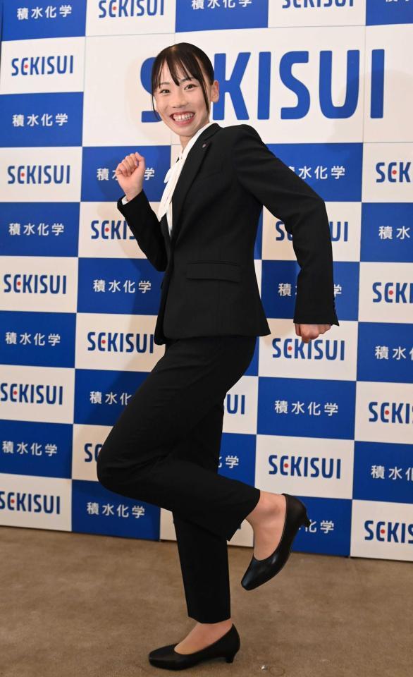 　入社式を終え、笑顔でポーズを決める久保凛＝積水化学京都研究所（撮影・飯室逸平）