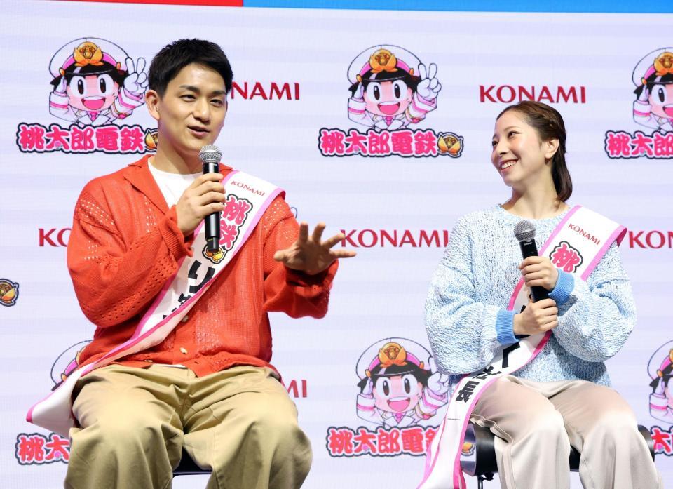 ＫＯＮＡＭＩ「桃太郎電鉄２」のイベントに登場した三浦璃来（右）、木原龍一組（撮影・伊藤笙子）