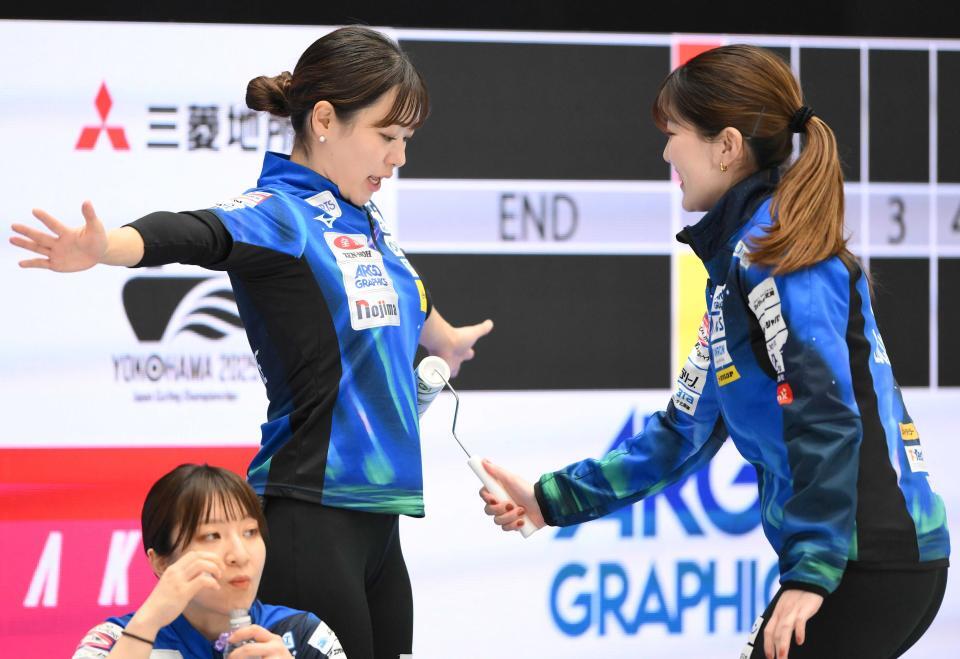 松沢弥子（右）に粘着ローラーでおなかをクリーニングされる吉田知那美＝２５年８月