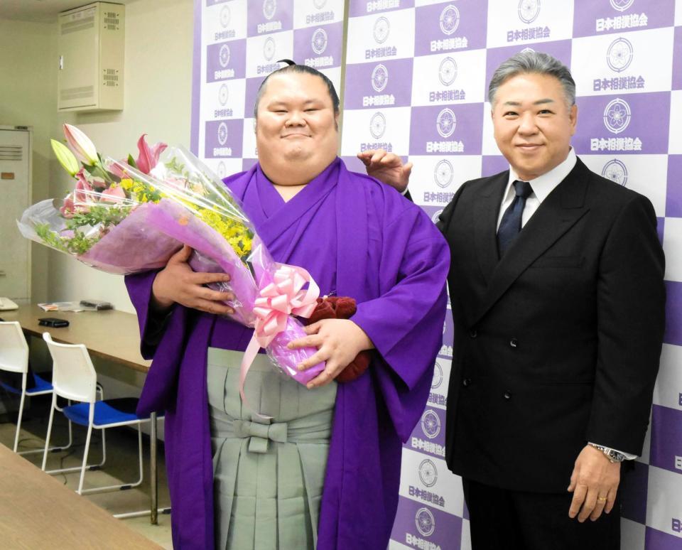 引退会見を行った千代丸と九重親方