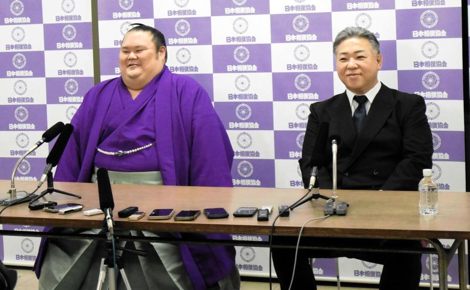 会見中も笑顔を見せる千代丸と九重親方