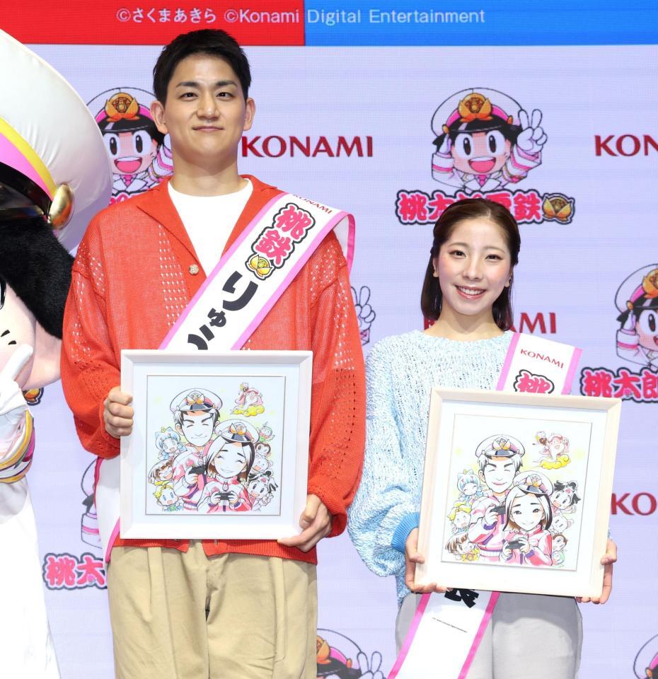 桃鉄チームから贈られたイラスト色紙を手に笑顔を見せる三浦璃来（右）、木原龍一組（撮影・伊藤笙子）