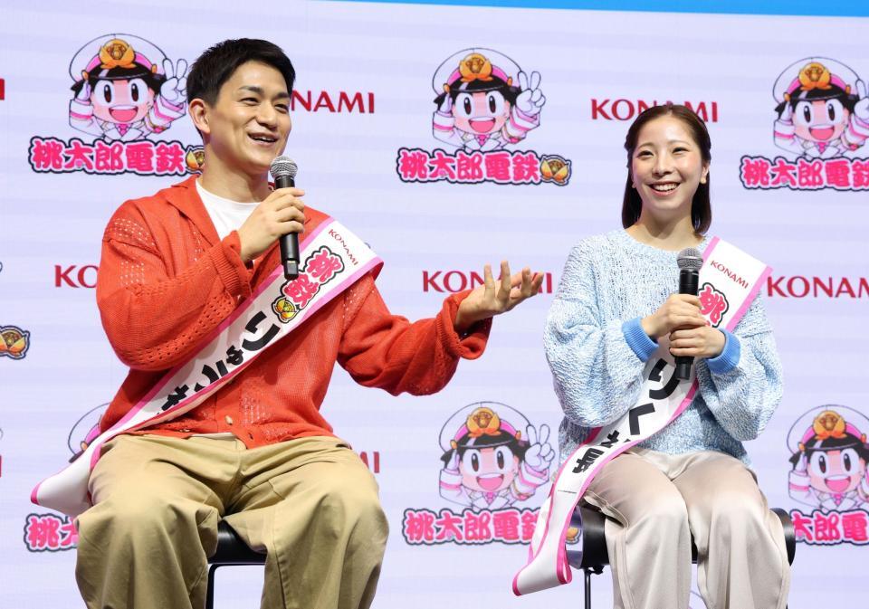 「桃太郎電鉄２」の対戦を振り返る三浦璃来（右）、木原龍一組（撮影・伊藤笙子）