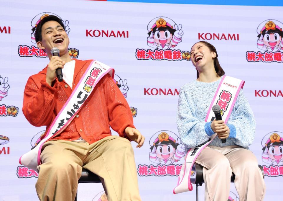ＫＯＮＡＭＩ「桃太郎電鉄２」のイベントで笑顔がはじける三浦璃来（右）、木原龍一組（撮影・伊藤笙子）