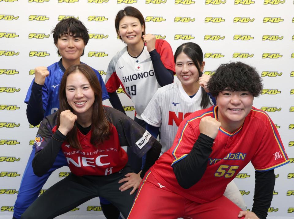 ニトリＪＤ．ＬＥＡＧＵＥ開幕をＰＲする（左下から時計回りに）ＮＥＣプラットフォームズ・辻野こころ、ＳＧホールディングス・川原千賢、ＳＨＩＯＮＯＧＩ・三輪さくら、日本精工・弓納持あみ、太陽誘電・上林藍子（撮影・棚橋慶太）