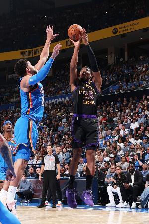 　サンダー戦でシュートを放つレーカーズの八村（右）＝オクラホマシティー（ＮＢＡＥ・ゲッティ＝共同）