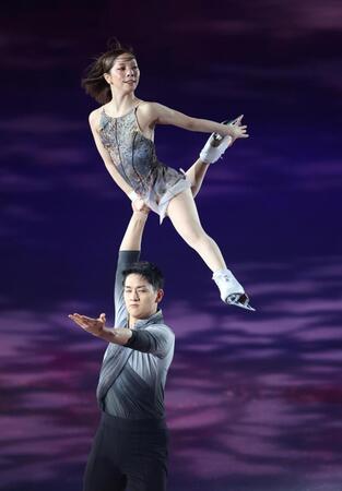 演技を披露する三浦璃来（上）と木原龍一組（撮影・中田匡峻）