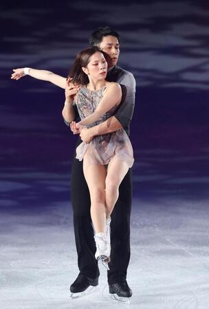 演技を披露する三浦璃来（手前）と木原龍一（撮影・中田匡峻）