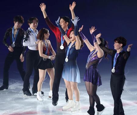 笑顔で手を振る坂本花織（中央）＝撮影・中田匡峻