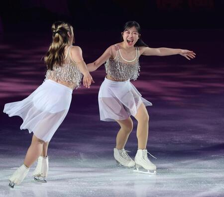 笑顔を見せる中井亜美。左はアリサ・リウ（撮影・中田匡峻）