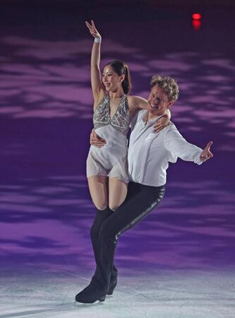 リンクに上がる三浦璃来（左）＝撮影・中田匡峻