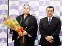 引退会見を終えた英乃海、木瀬親方