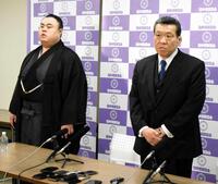 引退会見に臨んだ英乃海、木瀬親方