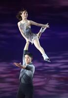 演技を披露する三浦璃来（上）と木原龍一組（撮影・中田匡峻）