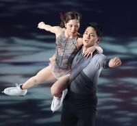 演技を披露する三浦璃来（左）と木原龍一組（撮影・中田匡峻）