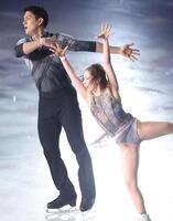 演技を披露する三浦璃来（右）と木原龍一組（撮影・中田匡峻）