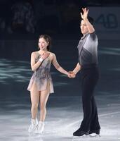 演技を終え、笑顔の三浦璃来（左）と木原龍一組（撮影・中田匡峻）