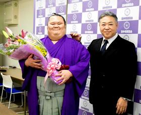 　引退会見を行った千代丸（左）と九重親方（撮影・山本鋼平）