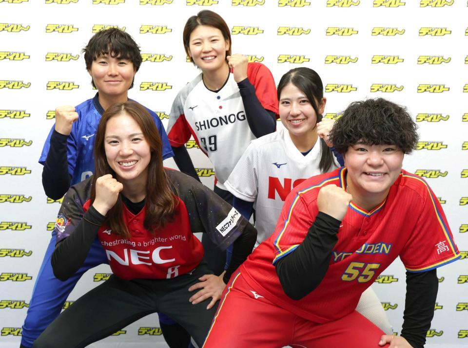 　ニトリＪＤ．ＬＥＡＧＵＥ開幕をＰＲする（左下から時計回りに）ＮＥＣプラットフォームズ・辻野こころ、ＳＧホールディングス・川原千賢、ＳＨＩＯＮＯＧＩ・三輪さくら、日本精工・弓納持あみ、太陽誘電・上林藍子（撮影・棚橋慶太）