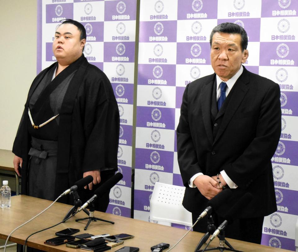 引退会見に臨んだ英乃海、木瀬親方