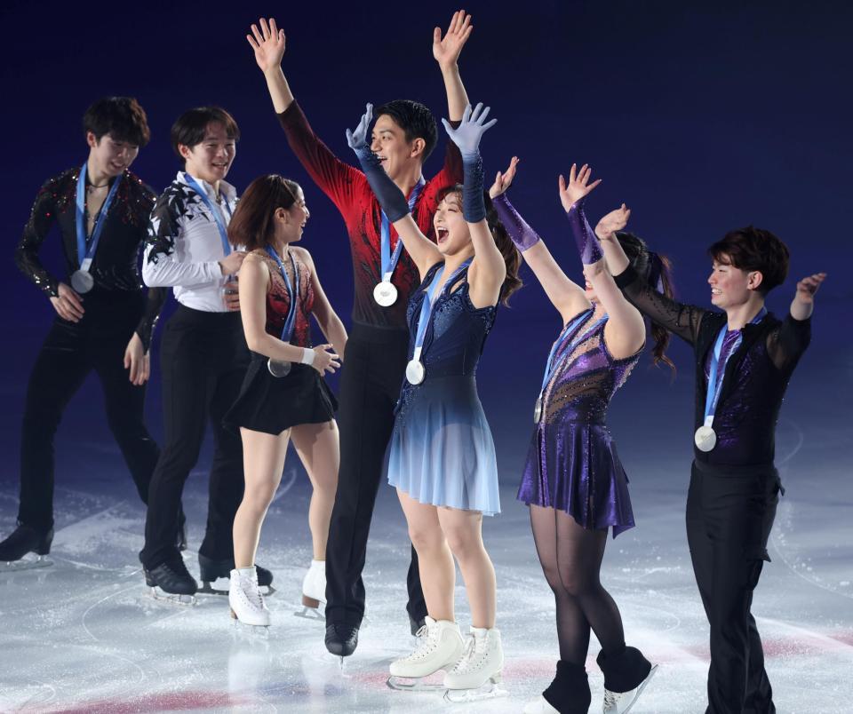 笑顔で手を振る坂本花織（中央）＝撮影・中田匡峻