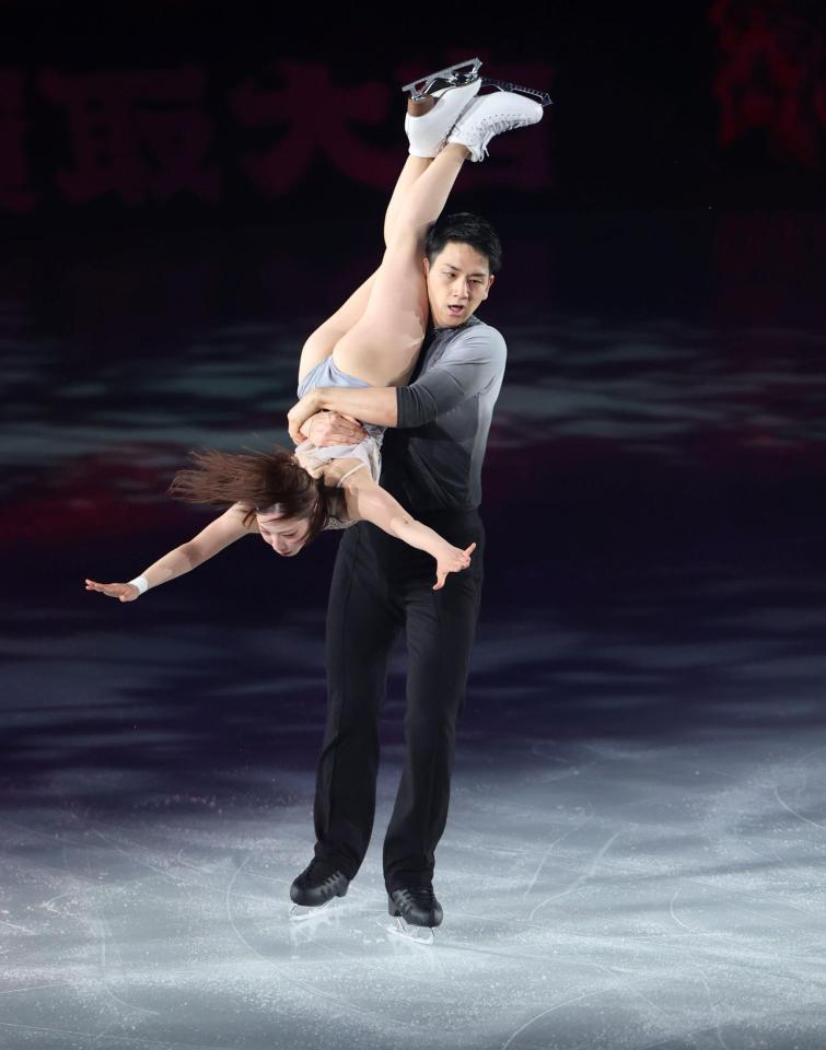 演技を披露する三浦璃来（左）と木原龍一（撮影・中田匡峻）