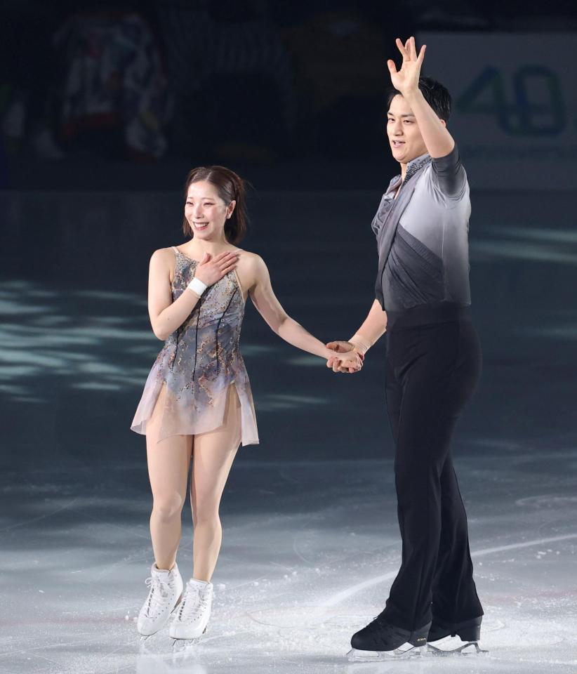 演技を終え、笑顔の三浦璃来（左）と木原龍一組（撮影・中田匡峻）