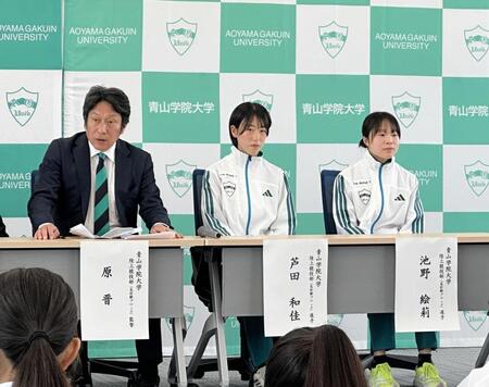 女子駅伝チーム創設会見に臨む青学大・原監督（左）