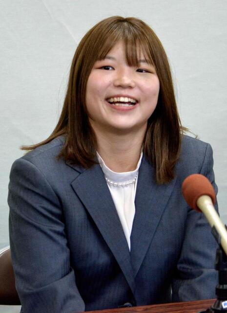 　現役引退を表明する桜井つぐみ＝３日、高知県庁