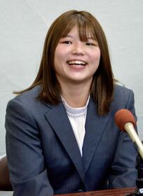 　現役引退を表明する桜井つぐみ＝３日、高知県庁