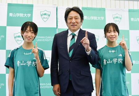 　青学大陸上部の原晋監督とポーズをとる芦田和佳（左）と池野絵莉