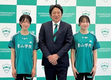 撮影に応じる（左から）芦田和佳、原晋監督、池野絵莉