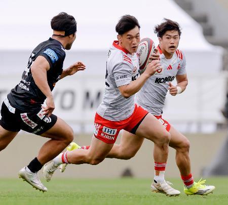 　ＢＲ東京-神戸　後半、攻め込む神戸・李承信（中央）＝秩父宮