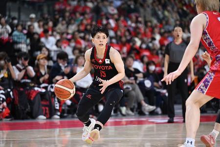 　トヨタ自動車-デンソー　ボールをキープするトヨタ自動車・安間＝京王アリーナＴＯＫＹＯ（Ｗリーグ提供）