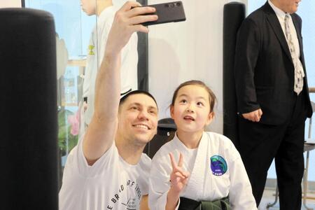 自撮りするホルナさん（左）と、皆思道場の道場生（全日本空手道連盟提供）